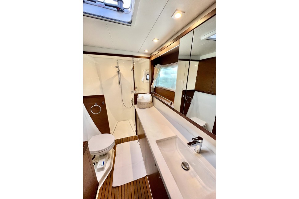 LAGOON 450S 15 masterbathroom