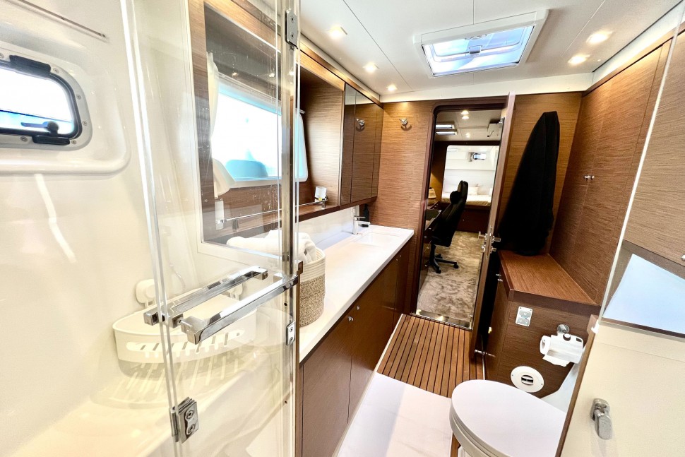 LAGOON 450S 16 masterbathroom