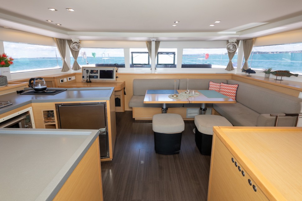 Lagoon 450S 13 Saloon2