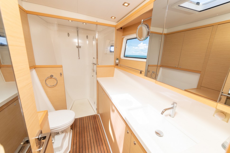 Lagoon 450S 18 Head2