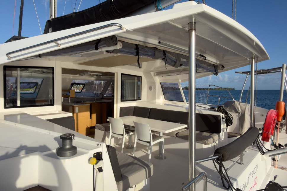 NAUTITECH OPEN 40 OWNER 4 CABINS 25