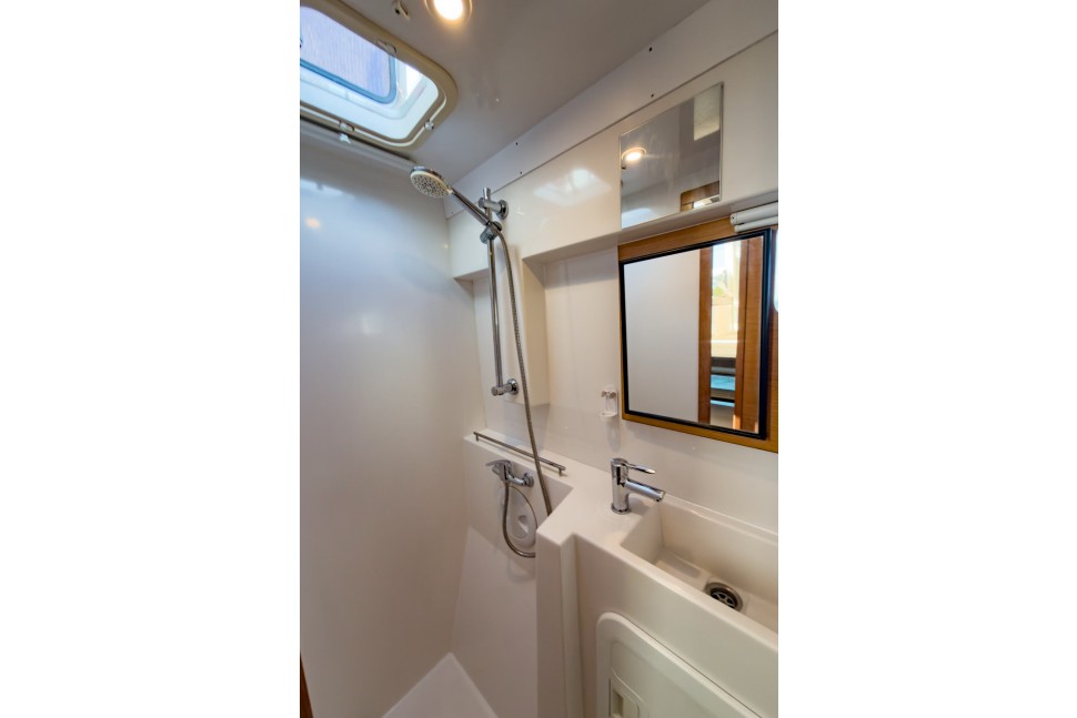 NAUTITECH OPEN 40 OWNER 4 CABINS 8